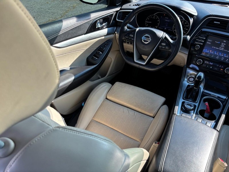 Nissan Maxima Vehicle Full-screen Gallery Image 15