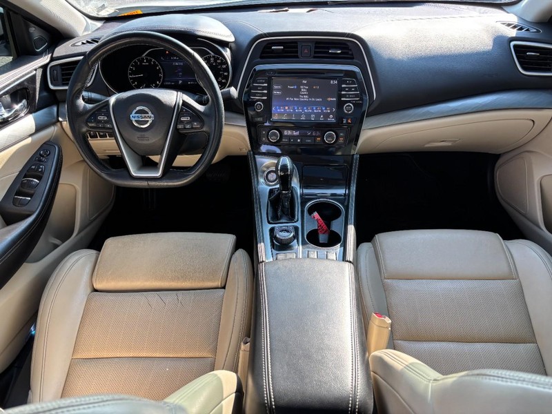 Nissan Maxima Vehicle Full-screen Gallery Image 16