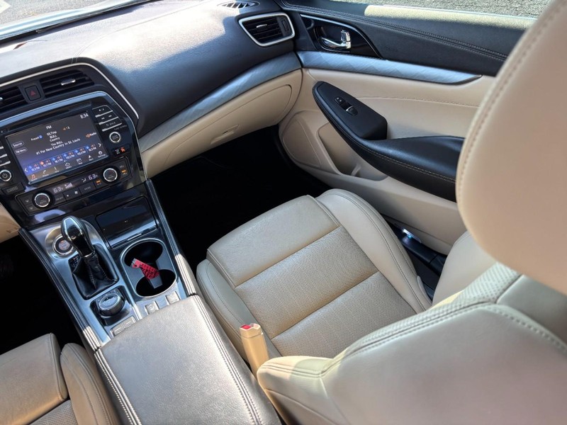 Nissan Maxima Vehicle Full-screen Gallery Image 17