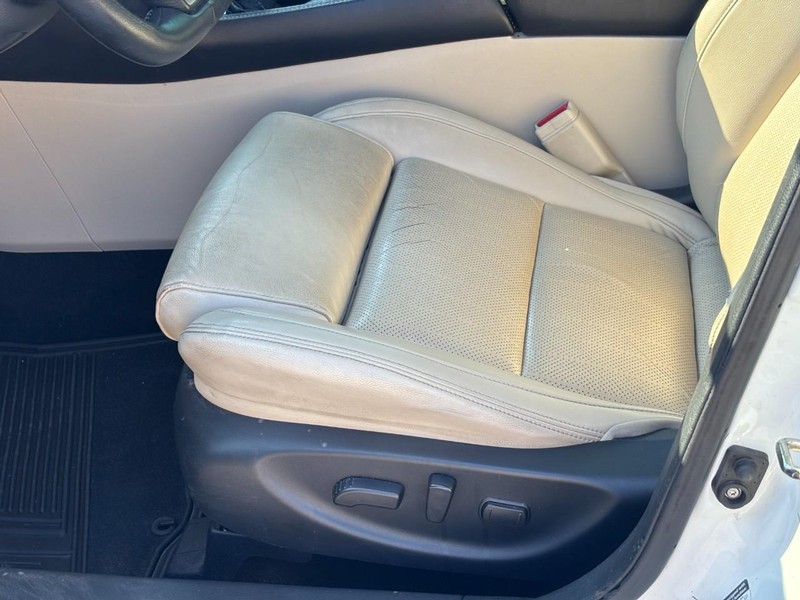 Nissan Maxima Vehicle Full-screen Gallery Image 18