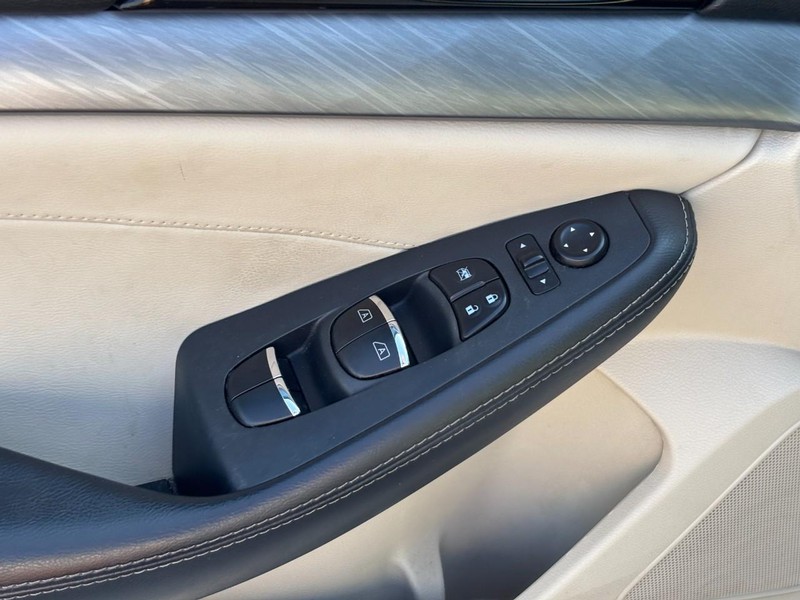 Nissan Maxima Vehicle Full-screen Gallery Image 19