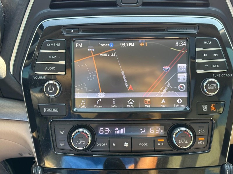 Nissan Maxima Vehicle Full-screen Gallery Image 24