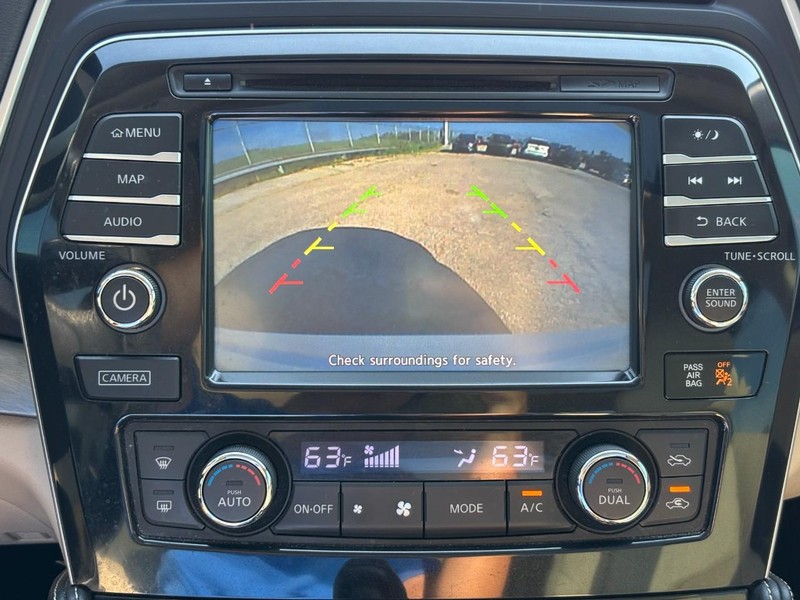 Nissan Maxima Vehicle Full-screen Gallery Image 25