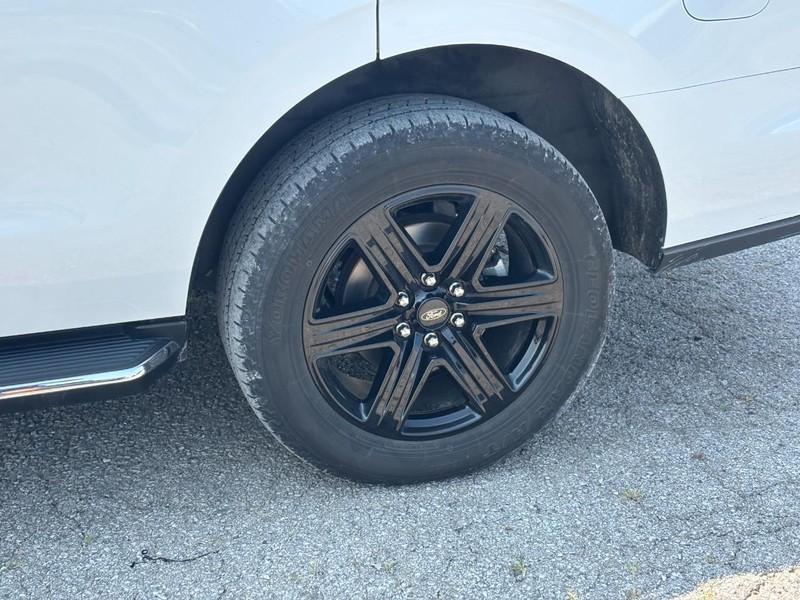 Ford Expedition Vehicle Full-screen Gallery Image 12