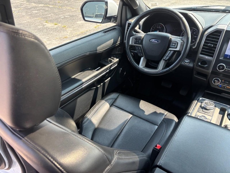 Ford Expedition Vehicle Full-screen Gallery Image 15