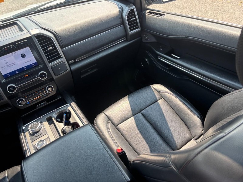 Ford Expedition Vehicle Full-screen Gallery Image 17
