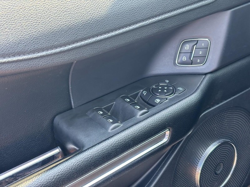 Ford Expedition Vehicle Full-screen Gallery Image 19