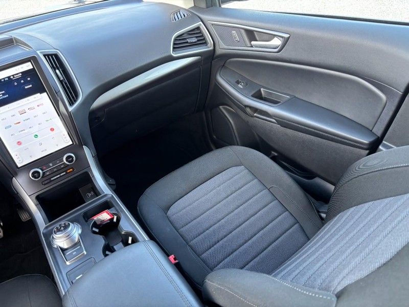 Ford Edge Vehicle Full-screen Gallery Image 16