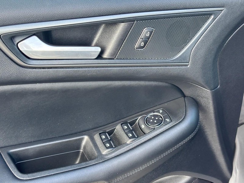 Ford Edge Vehicle Full-screen Gallery Image 18