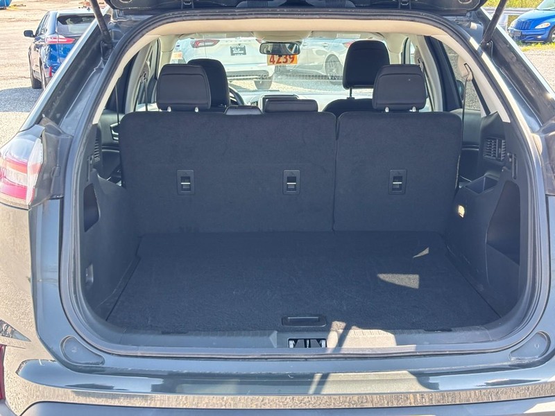 Ford Edge Vehicle Full-screen Gallery Image 11