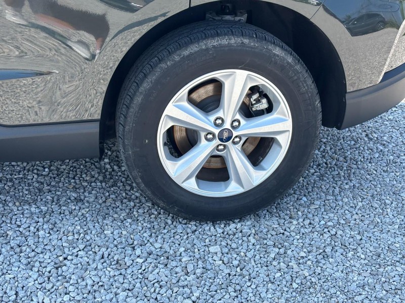 Ford Edge Vehicle Full-screen Gallery Image 12