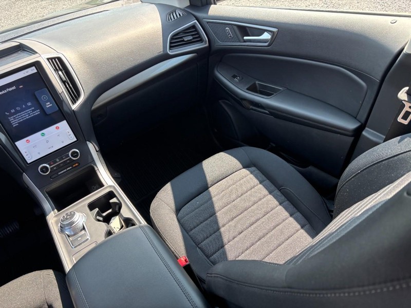 Ford Edge Vehicle Full-screen Gallery Image 16
