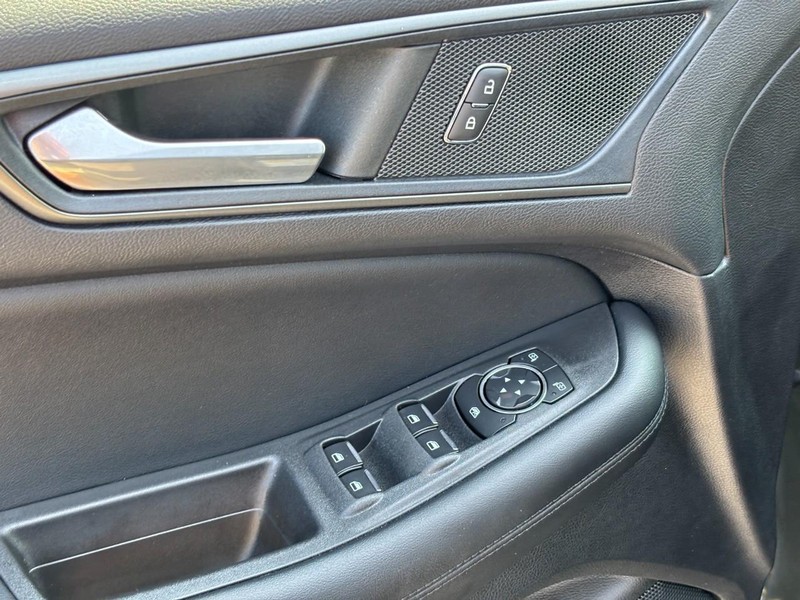 Ford Edge Vehicle Full-screen Gallery Image 18