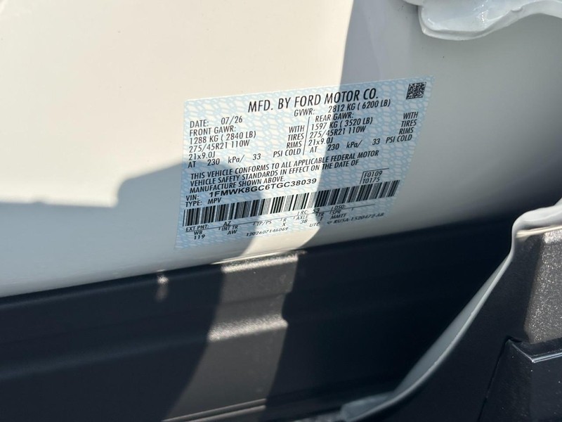 Ford Explorer Vehicle Full-screen Gallery Image 26
