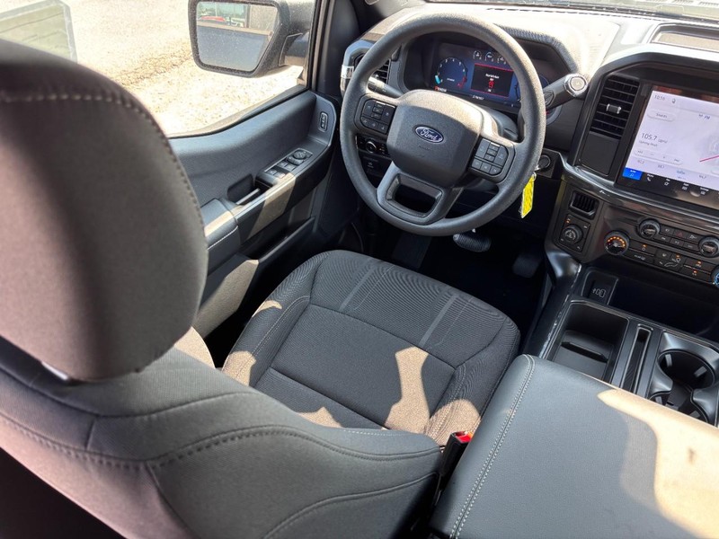 Ford F-150 Vehicle Full-screen Gallery Image 14