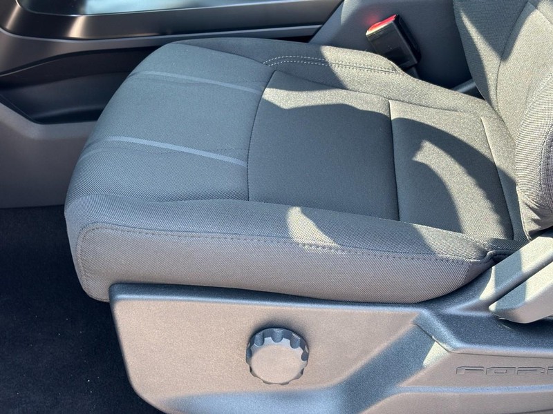 Ford F-150 Vehicle Full-screen Gallery Image 17