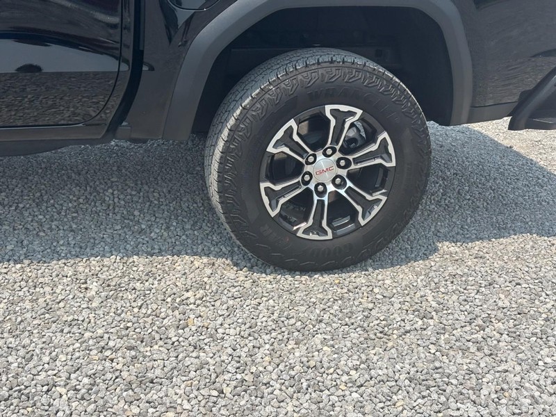 GMC Canyon Vehicle Image 12