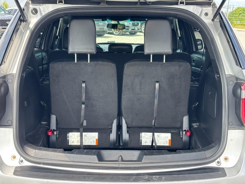 Ford Explorer Vehicle Full-screen Gallery Image 11