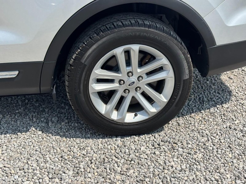 Ford Explorer Vehicle Full-screen Gallery Image 12