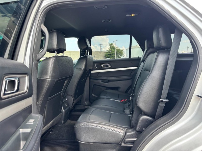 Ford Explorer Vehicle Full-screen Gallery Image 14