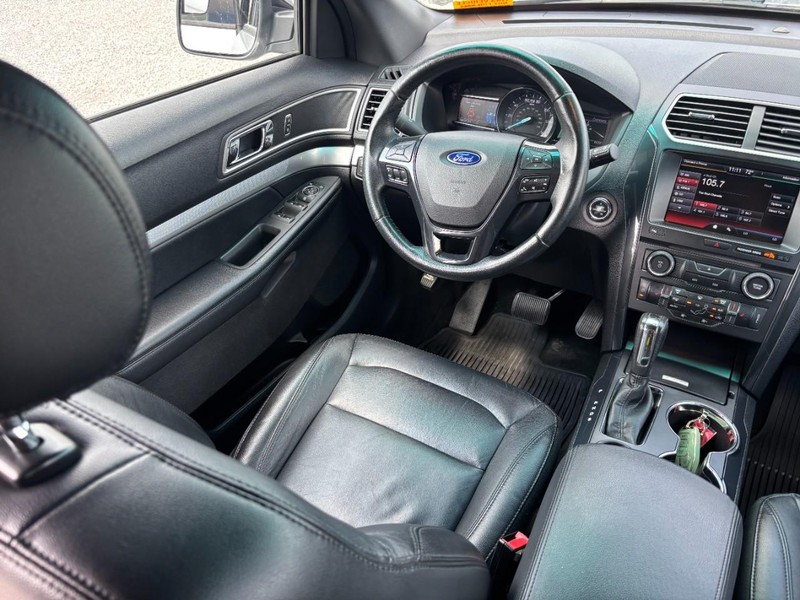 Ford Explorer Vehicle Full-screen Gallery Image 15
