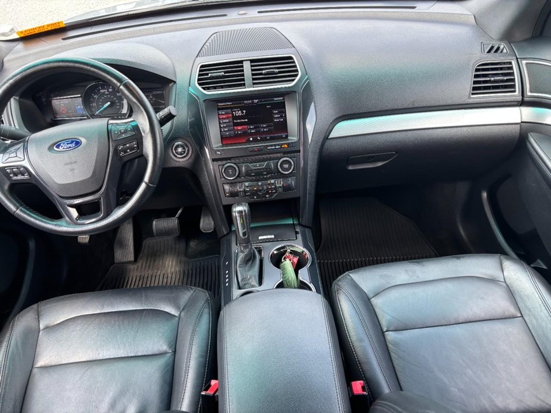 Ford Explorer Vehicle Full-screen Gallery Image 16