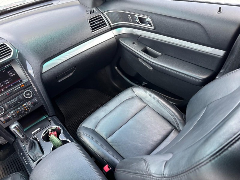 Ford Explorer Vehicle Full-screen Gallery Image 17