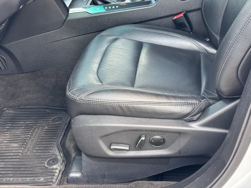 Ford Explorer Vehicle Full-screen Gallery Image 18