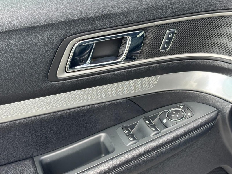 Ford Explorer Vehicle Full-screen Gallery Image 19