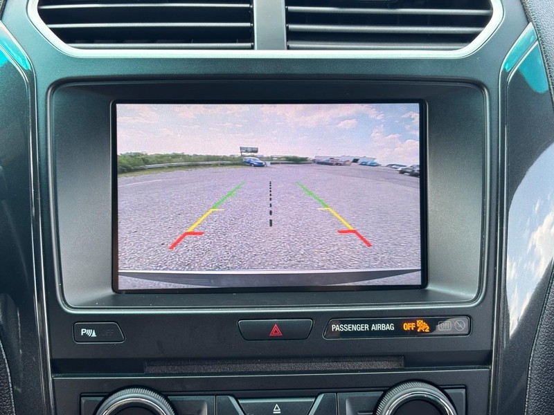 Ford Explorer Vehicle Full-screen Gallery Image 24
