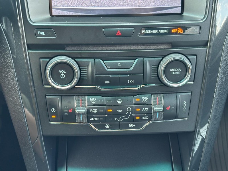 Ford Explorer Vehicle Full-screen Gallery Image 25