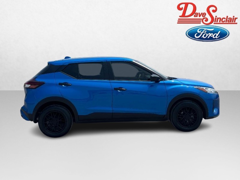 Nissan Kicks Play Vehicle Full-screen Gallery Image 05
