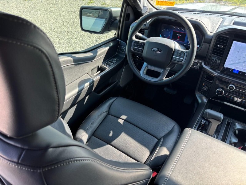 Ford F-150 Vehicle Full-screen Gallery Image 14