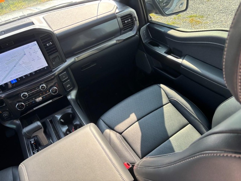 Ford F-150 Vehicle Full-screen Gallery Image 16