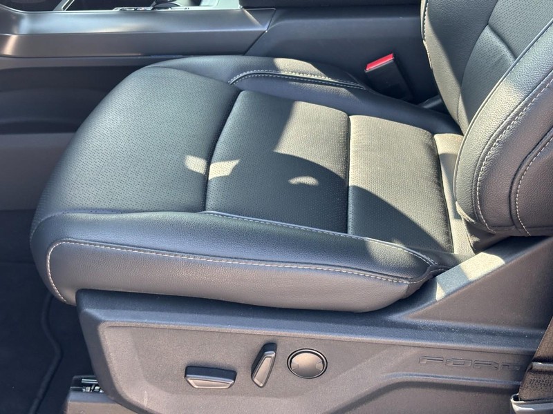 Ford F-150 Vehicle Full-screen Gallery Image 17