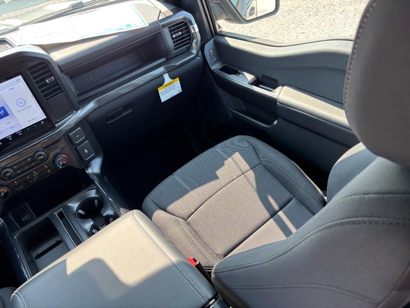 Ford F-150 Vehicle Full-screen Gallery Image 16