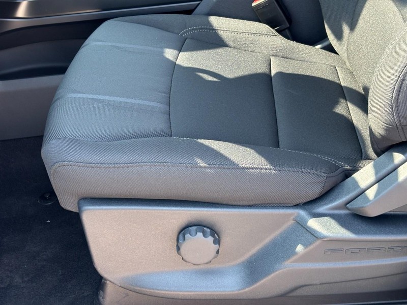 Ford F-150 Vehicle Full-screen Gallery Image 17