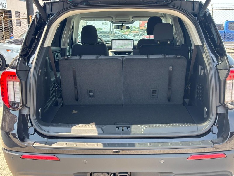 Ford Explorer Vehicle Full-screen Gallery Image 11