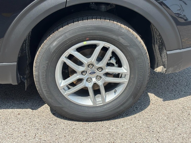 Ford Explorer Vehicle Full-screen Gallery Image 12