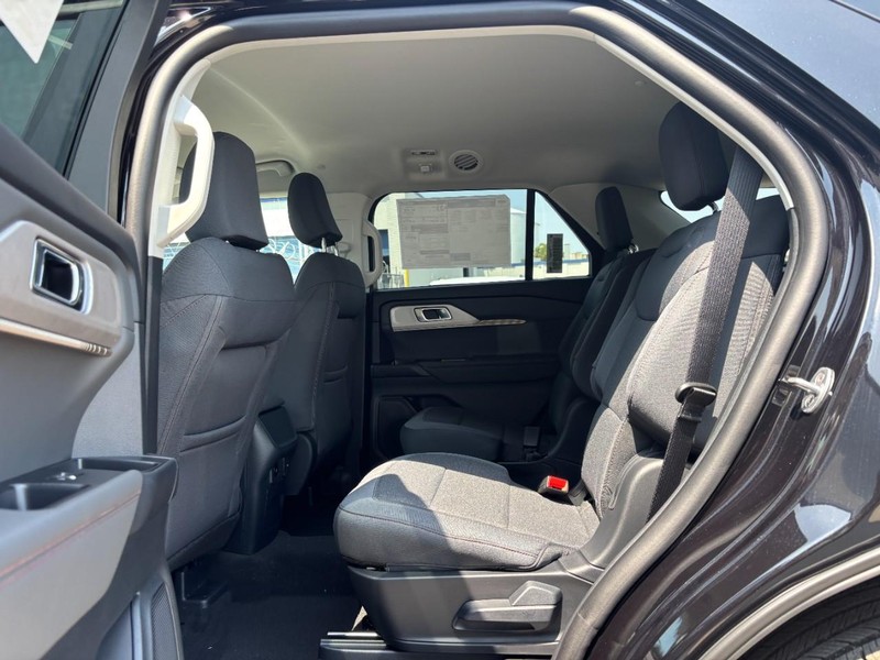 Ford Explorer Vehicle Full-screen Gallery Image 14
