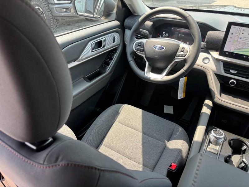 Ford Explorer Vehicle Full-screen Gallery Image 15