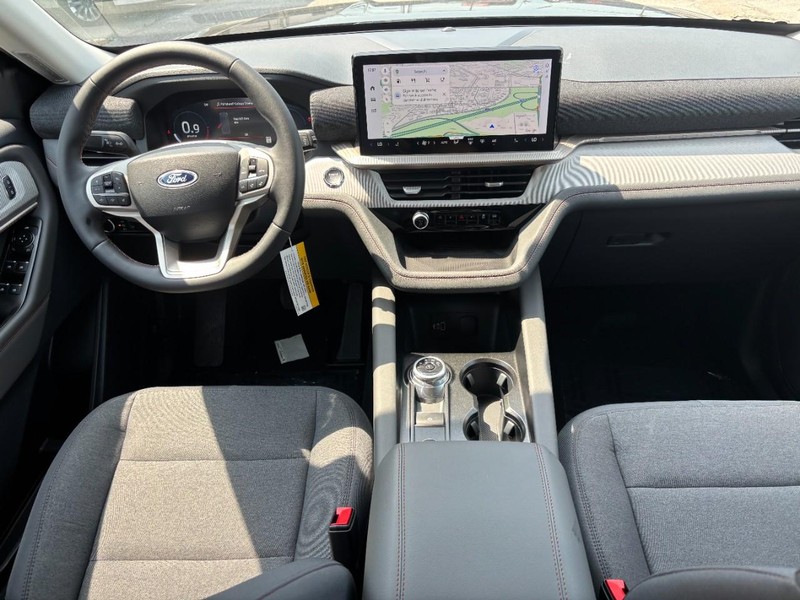 Ford Explorer Vehicle Full-screen Gallery Image 16