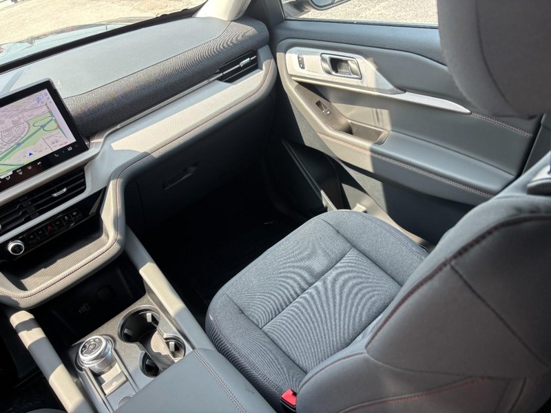 Ford Explorer Vehicle Full-screen Gallery Image 17