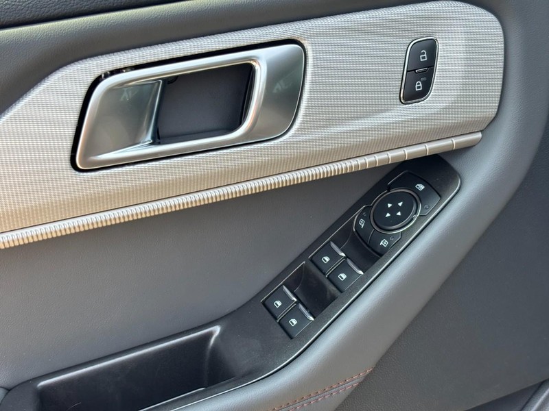 Ford Explorer Vehicle Full-screen Gallery Image 19