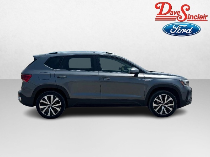 Volkswagen Taos Vehicle Full-screen Gallery Image 05