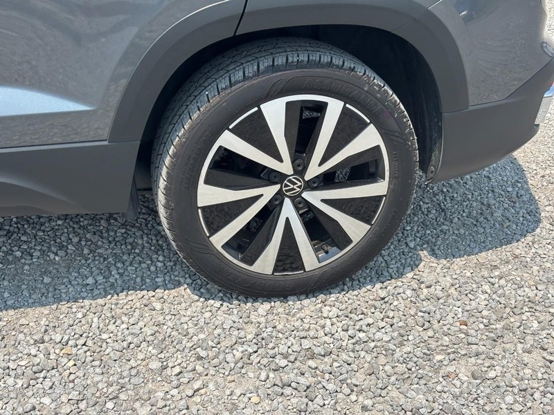 Volkswagen Taos Vehicle Full-screen Gallery Image 12