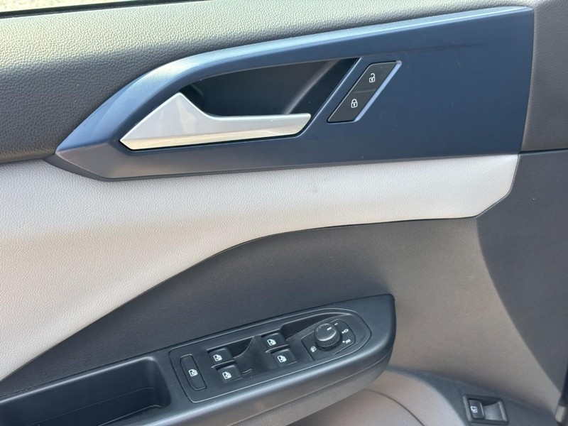 Volkswagen Taos Vehicle Full-screen Gallery Image 18