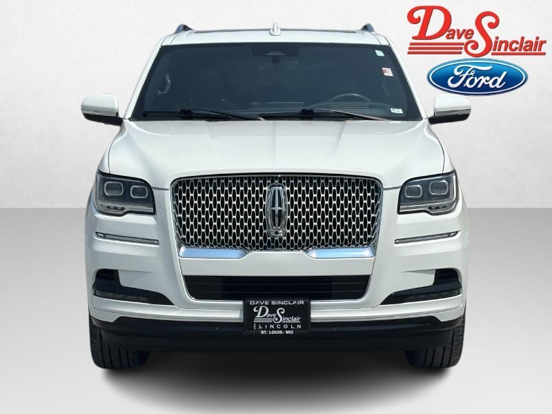Lincoln Navigator Vehicle Full-screen Gallery Image 02