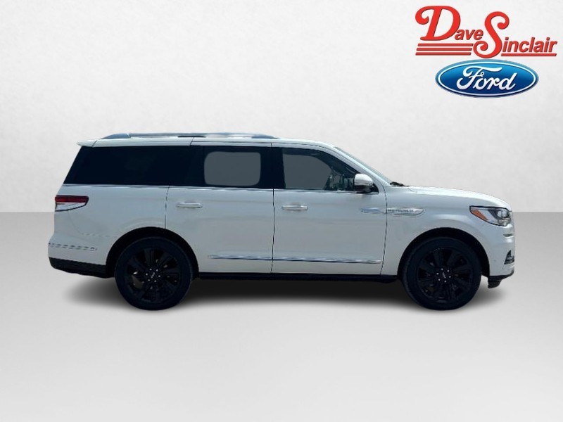 Lincoln Navigator Vehicle Full-screen Gallery Image 05