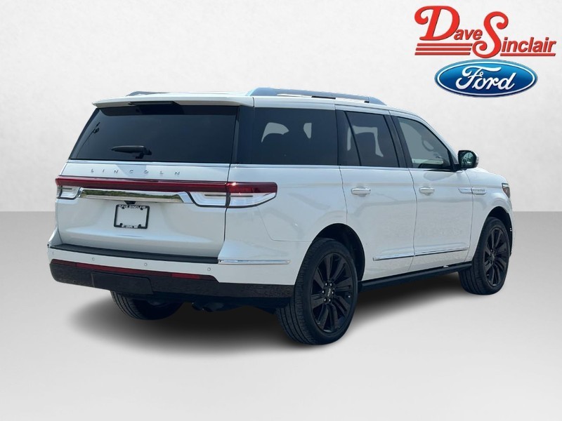 Lincoln Navigator Vehicle Full-screen Gallery Image 07